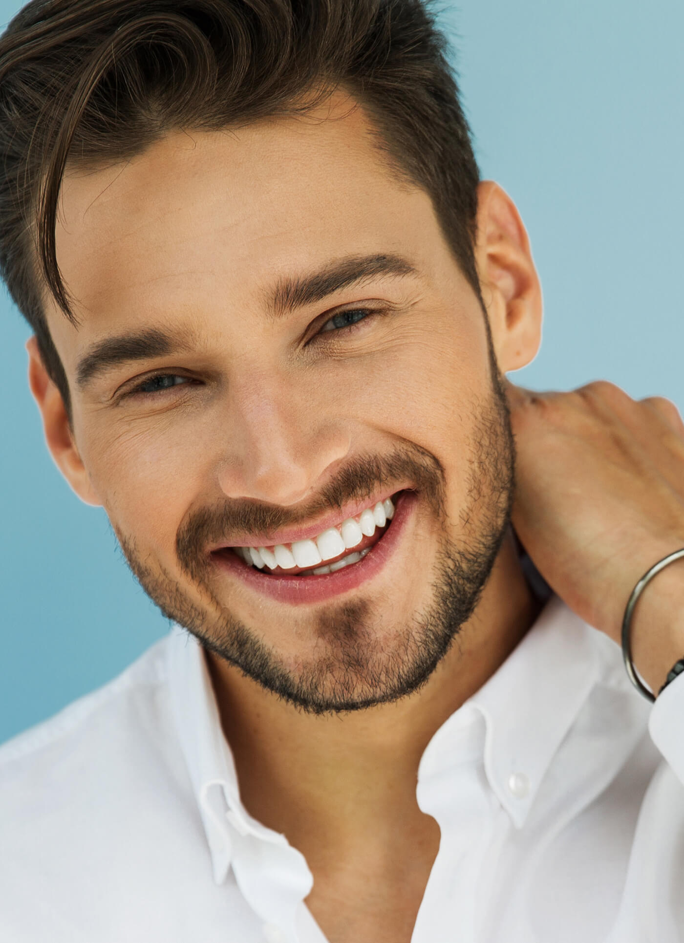 homme-sourire-orthodontie-linguale-invisible
